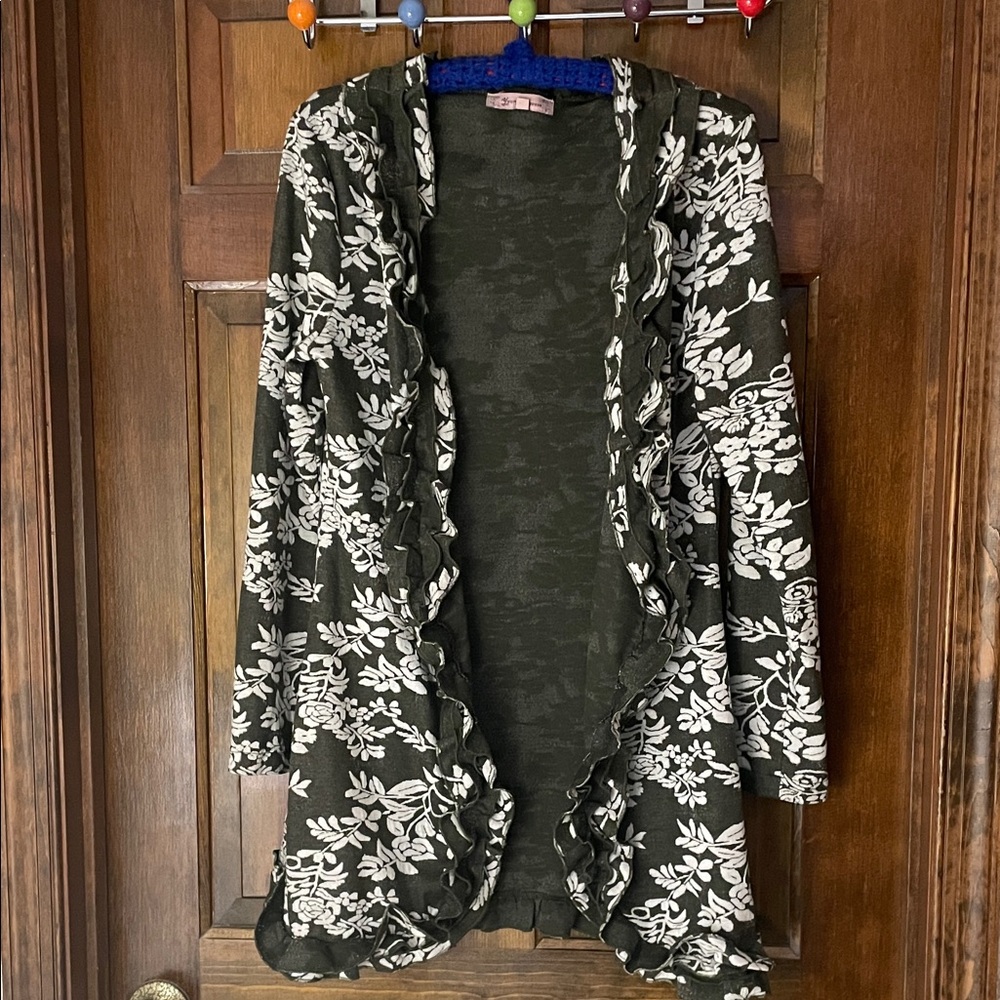 Young Essence ruffled cardigan, olive green/white, size L, excellent condition